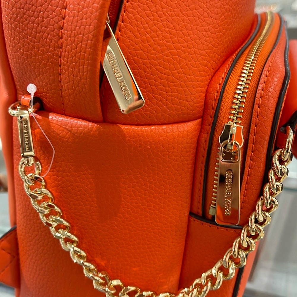 MICHAEL KORS
Maisie Medium Pebbled Leather 2-in-1 Backpack
Poppy
NWT - Picture 6 of 16